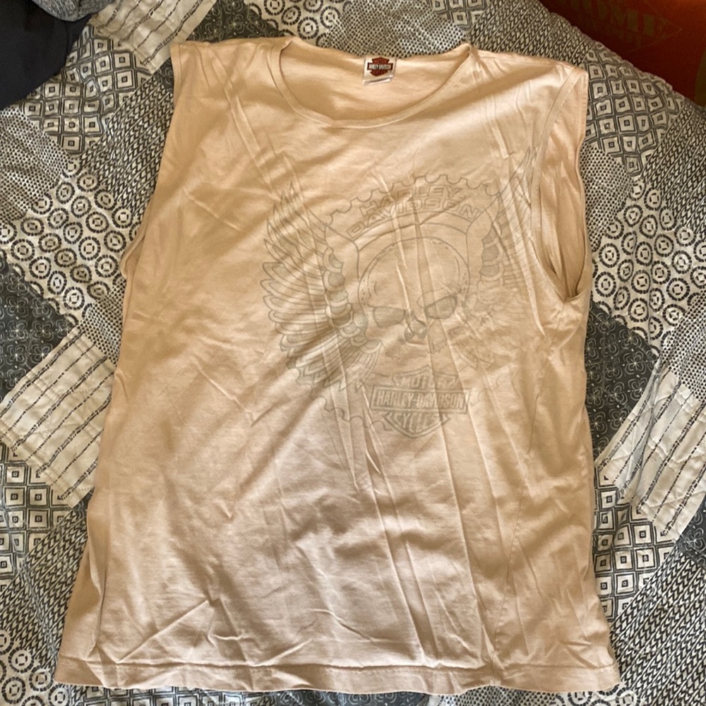 It’s a sleeveless Harley Davidson 2xL only worn 1